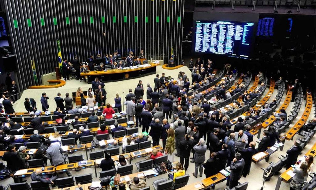 Câmara dos Deputados em sessão sobre a PL da Adultização e restrições a loot boxes e pay-to-win.
