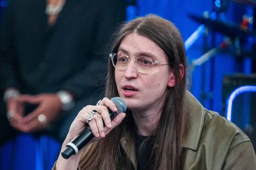 Felca falando ao microfone em programa de TV, responsável por viralizar o debate que originou a PL da Adultização.