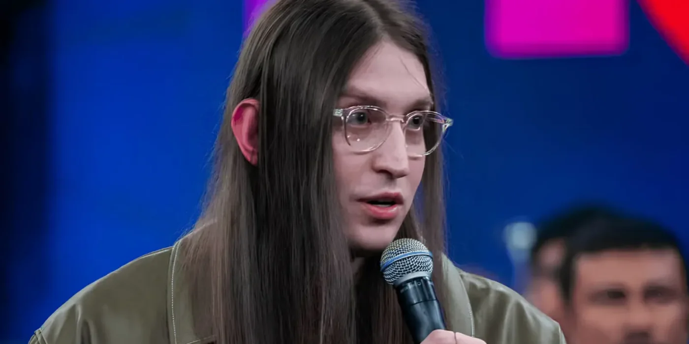 Felca falando ao microfone em programa de TV, responsável por viralizar o debate sobre a PL da Adultização.