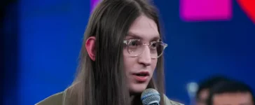 Felca falando ao microfone em programa de TV, responsável por viralizar o debate sobre a PL da Adultização.