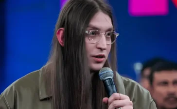 Felca falando ao microfone em programa de TV, responsável por viralizar o debate sobre a PL da Adultização.