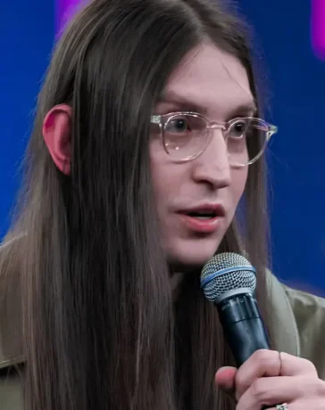 Felca falando ao microfone em programa de TV, responsável por viralizar o debate sobre a PL da Adultização.