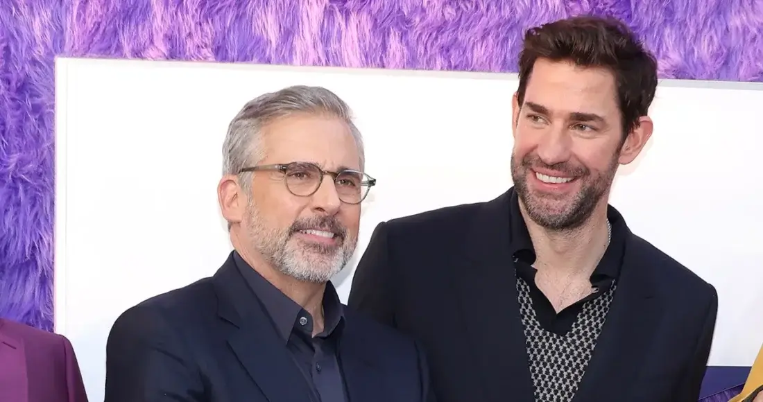 Steve Carell e John Krasinski, que interpretaram Michael Scott e Jim Halpert na série original, fizeram uma visita surpresa ao set de filmagens de The Paper