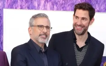 Steve Carell e John Krasinski, que interpretaram Michael Scott e Jim Halpert na série original, fizeram uma visita surpresa ao set de filmagens de The Paper