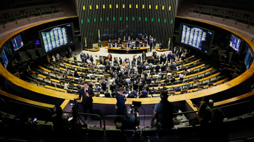 Plenário da Câmara dos Deputados em Brasília, onde é debatida a PL da Adultização.