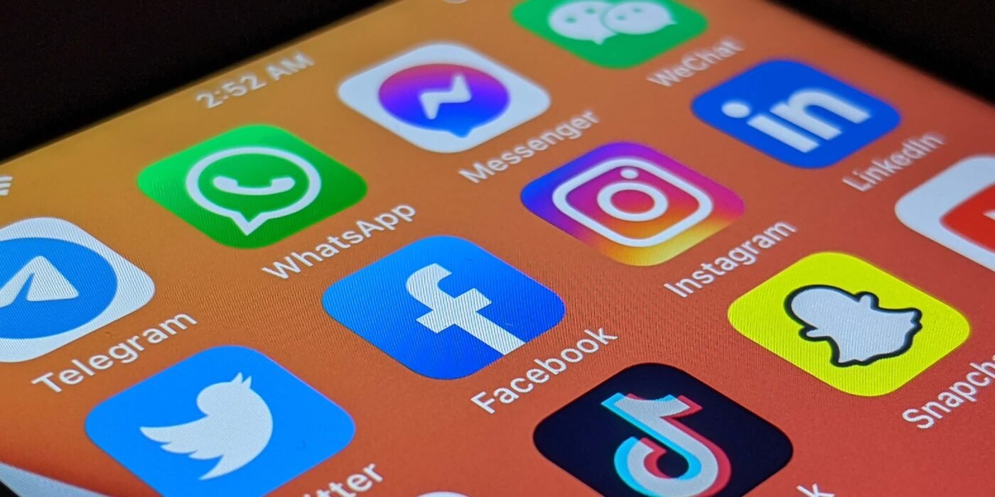 Tela de smartphone exibindo ícones de WhatsApp, Facebook, Instagram, TikTok, Snapchat e Telegram, aplicativos entre os mais baixados de 2025.