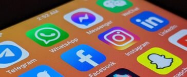 Tela de smartphone exibindo ícones de WhatsApp, Facebook, Instagram, TikTok, Snapchat e Telegram, aplicativos entre os mais baixados de 2025.