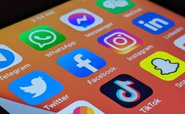 Tela de smartphone exibindo ícones de WhatsApp, Facebook, Instagram, TikTok, Snapchat e Telegram, aplicativos entre os mais baixados de 2025.