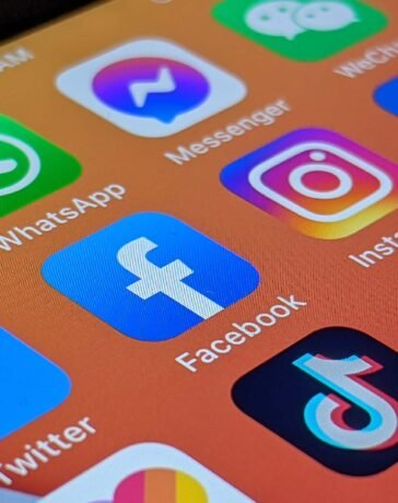 Tela de smartphone exibindo ícones de WhatsApp, Facebook, Instagram, TikTok, Snapchat e Telegram, aplicativos entre os mais baixados de 2025.