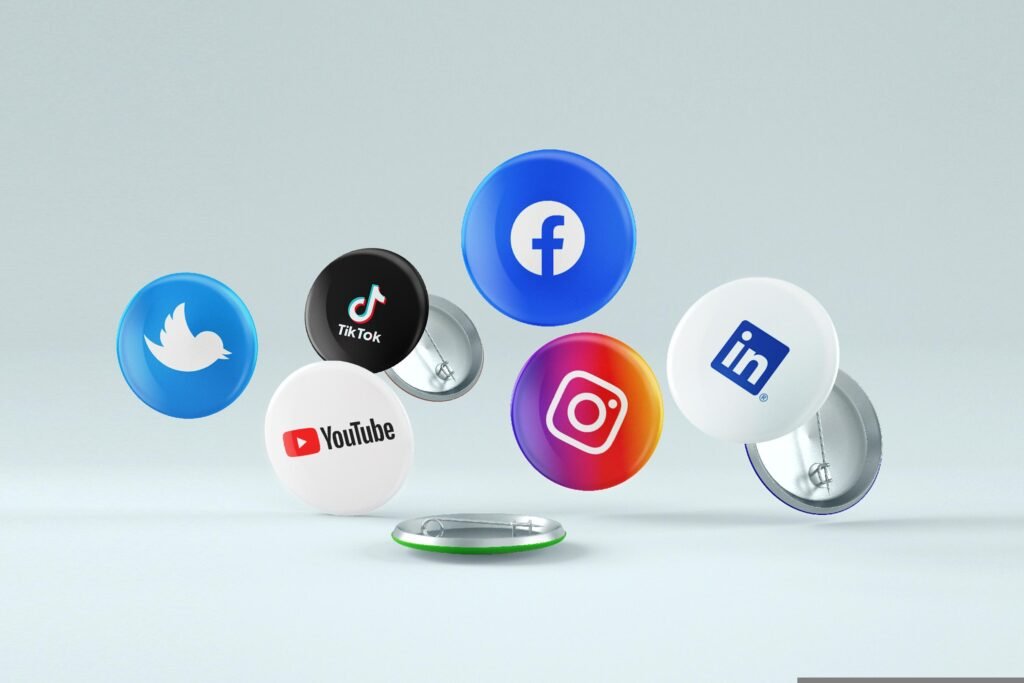 Ícones em formato de bottons representando TikTok, Facebook, Instagram, YouTube, Twitter e LinkedIn, com destaque para os apps do ranking de 2025.