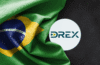Bandeira do Brasil com destaque para o logotipo do DREX, moeda digital do Banco Central.